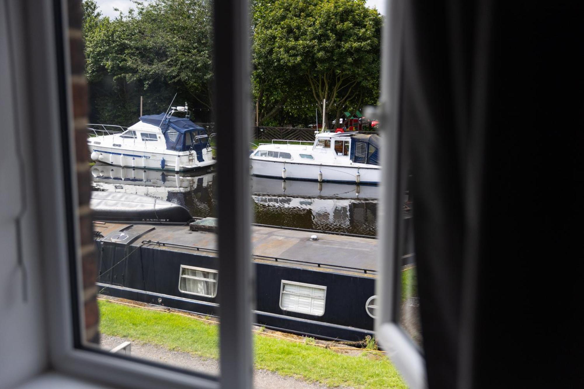 Canal Side Wakefield Holiday home *